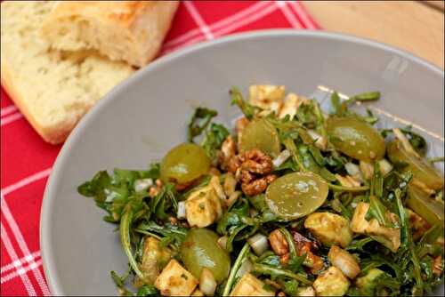 Salade de roquette à l’avocat au cantal au raisin et aux noix