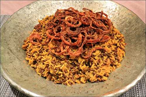 Mejadra – riz aux lentilles et oignons frits