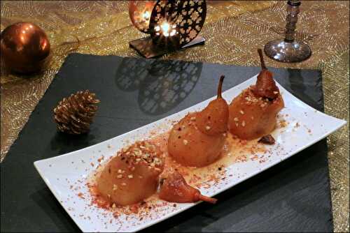 Poires pochées aux épices de Noël fourrées au chocolat