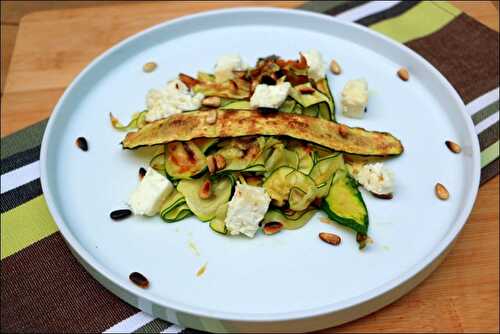 Salade de courgettes grillées à la feta et pignons