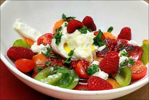 Salade colorée aux tomates et buratta