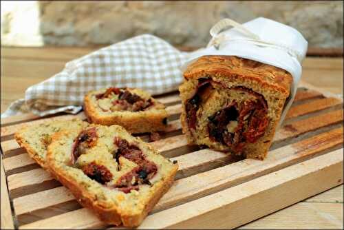 Cake-focaccia spirale au salami, tomates confites et olives