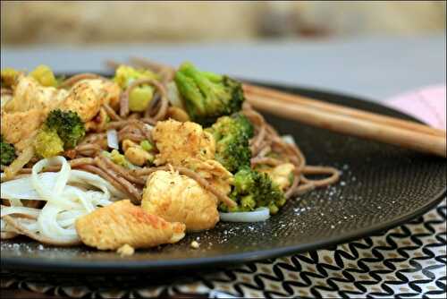 Nouilles soba sautées au poulet, brocoli, gingembre et noix de cajou – sans gluten