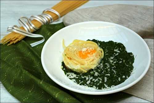 Oeufs au plat en nid de spaghetti et crème d’épinards