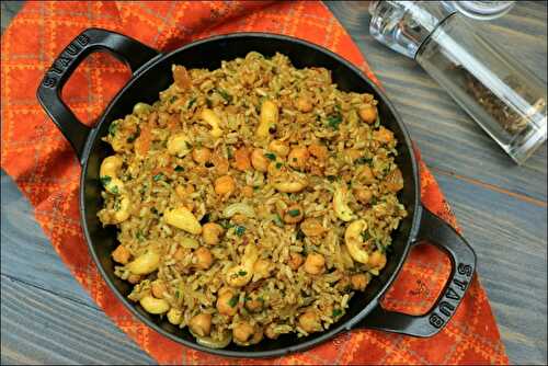 Riz épicé aux pois chiches, noix de cajou et oignons grillés