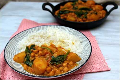 Curry de pommes de terre, pois chiches et épinards