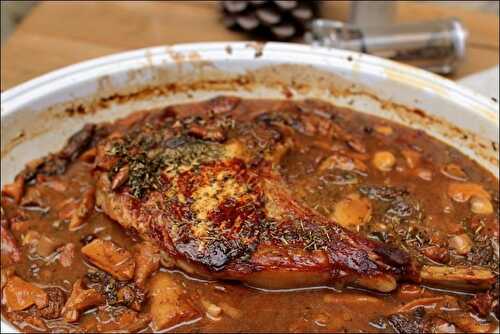 Côte de veau rôtie aux champignons et jus de viande