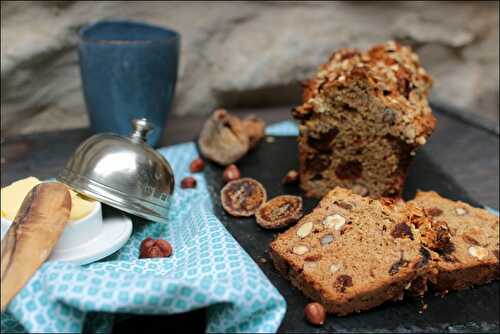 Irish soda bread complet aux noisettes, figues et abricots séchés – sans œufs
