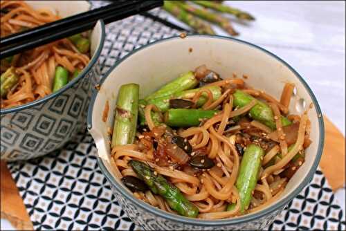 Wok de nouilles sautées aux asperges et pignons de pin