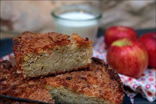 Gâteau fondant au yaourt aux pommes et sa croûte craquante