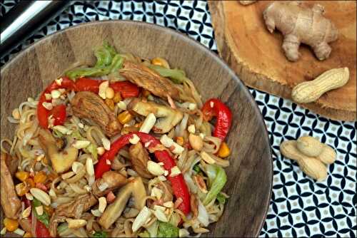 Wok aux nouilles, légumes et poulet