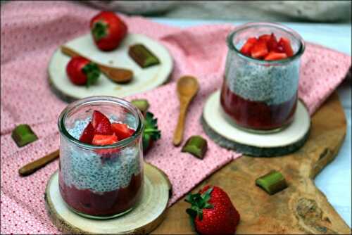 Pudding de chia et sa compotée fraises rhubarbe