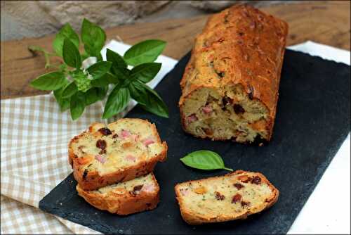 Cake au jambon, raisins secs, crottin de chèvre et basilic