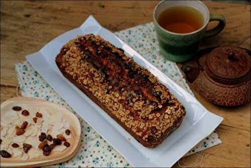 Cake de petit-déjeuner au son d'avoine, amandes et raisins secs