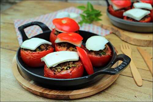 Tomates farcies au fromage de chèvre, quinoa et pistaches concassées