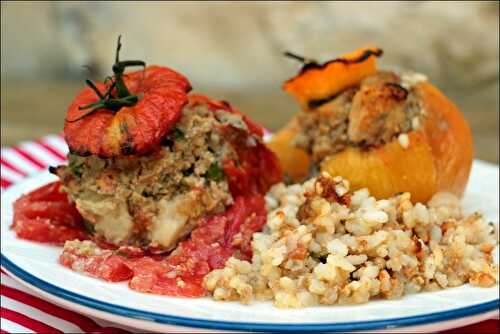 Tomates farcies au veau et aux herbes sur riz