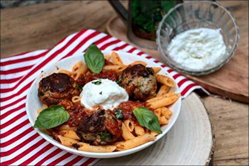 Boulettes sauce tomate basilic, penne, burrata de Cyril Lignac