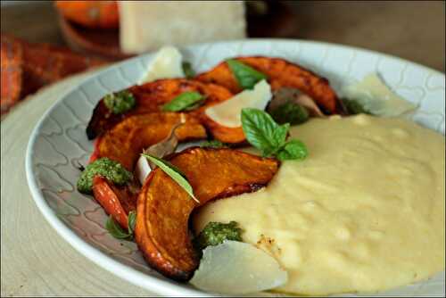 Polenta crémeuse, pesto et potimarron rôti à l’ail