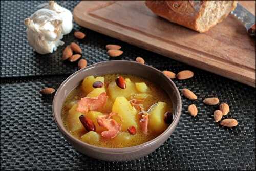 Soupe espagnole aux pommes de terre, ail et amandes