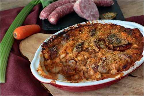 Haricots coco à la tomate et saucisses au four de Cyril Lignac