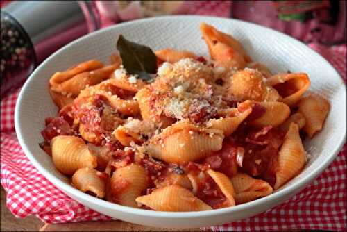 Pâtes à la sauce tomate et pancetta à la sarde