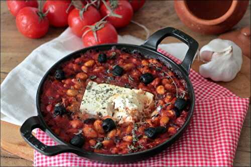 Feta rôtie aux haricots blancs et à la sauce tomate