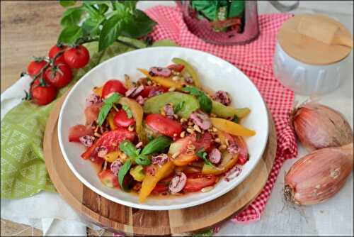 Méli-mélo de tomates, échalion au sumac et pignons de pain de Yotam Ottolenghi