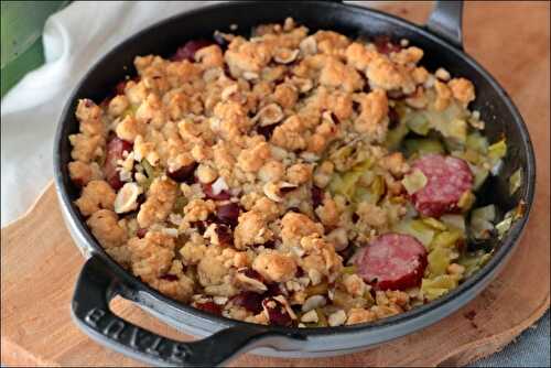 Crumble de poireaux, saucisse fumée de Montbéliard, noisettes et thym