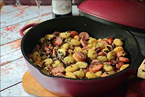 One pan de gnocchis aux saucisses et champignons