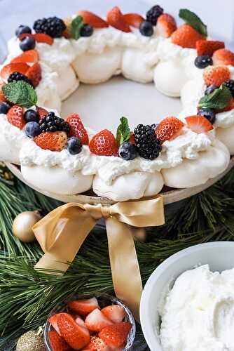 Pavlova aux fruits rouges incroyablement facile parfaite pour les nuls