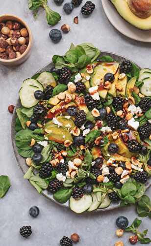 Salade mâche avocat feta et fruits noirs