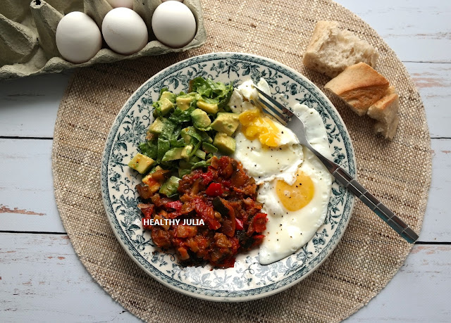 ŒUFS AU PLAT, RATATOUILLE ET SALADE D'AVOCAT