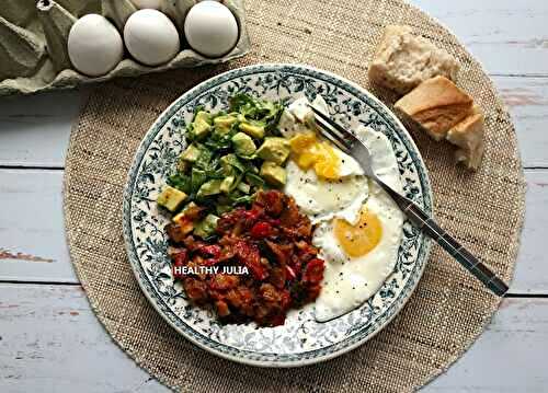 ŒUFS AU PLAT, RATATOUILLE ET SALADE D'AVOCAT
