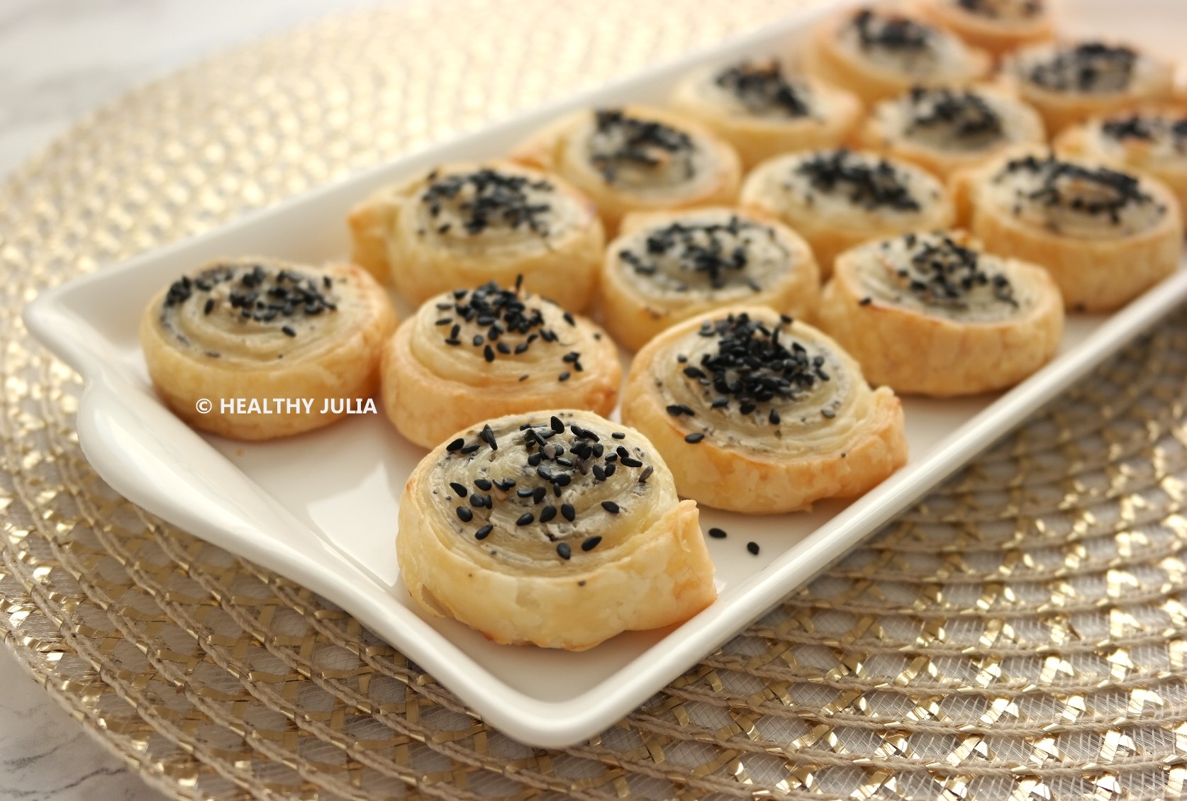 FEUILLETÉS ROULÉS AU FROMAGE ET SÉSAME NOIR #VEGAN