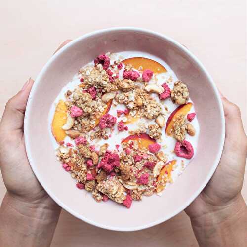 Granola framboise, mûres blanches & noix de cajou