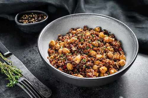 Bol méditerranéen quinoa et pois chiches