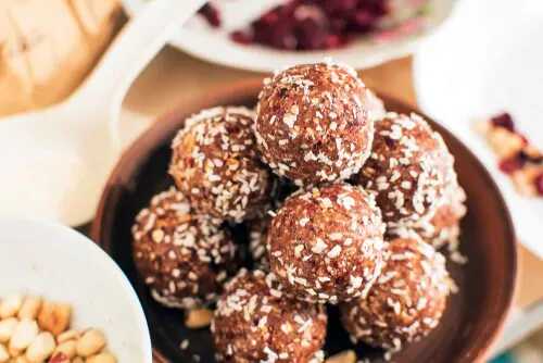 Boulettes de dattes et noix de coco paléo