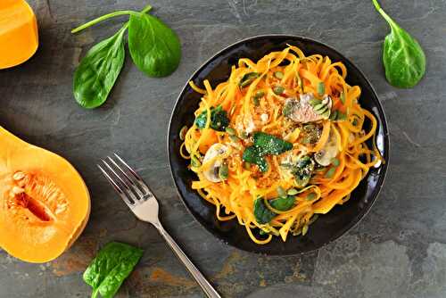 Courge spaghetti aux herbes et citron avec crevettes grillées