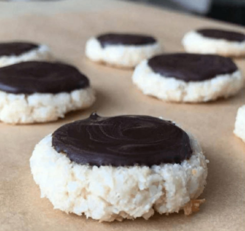 Macarons à la noix de coco enrobés de chocolat