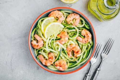 Nouilles de courgettes au pesto d'avocat et crevettes