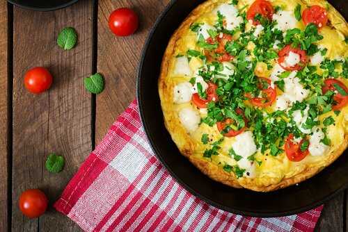 Omelette fêta et tomates cerises