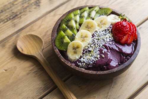 Petit-déjeuner heathy à base de granola et fruits frais