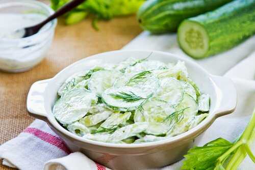 Salade crémeuse aux concombres façon grecque