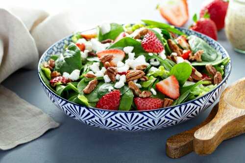 Salade de pousses d'épinards aux fraises