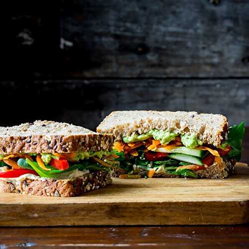 Sandwich veggie légumes et houmous