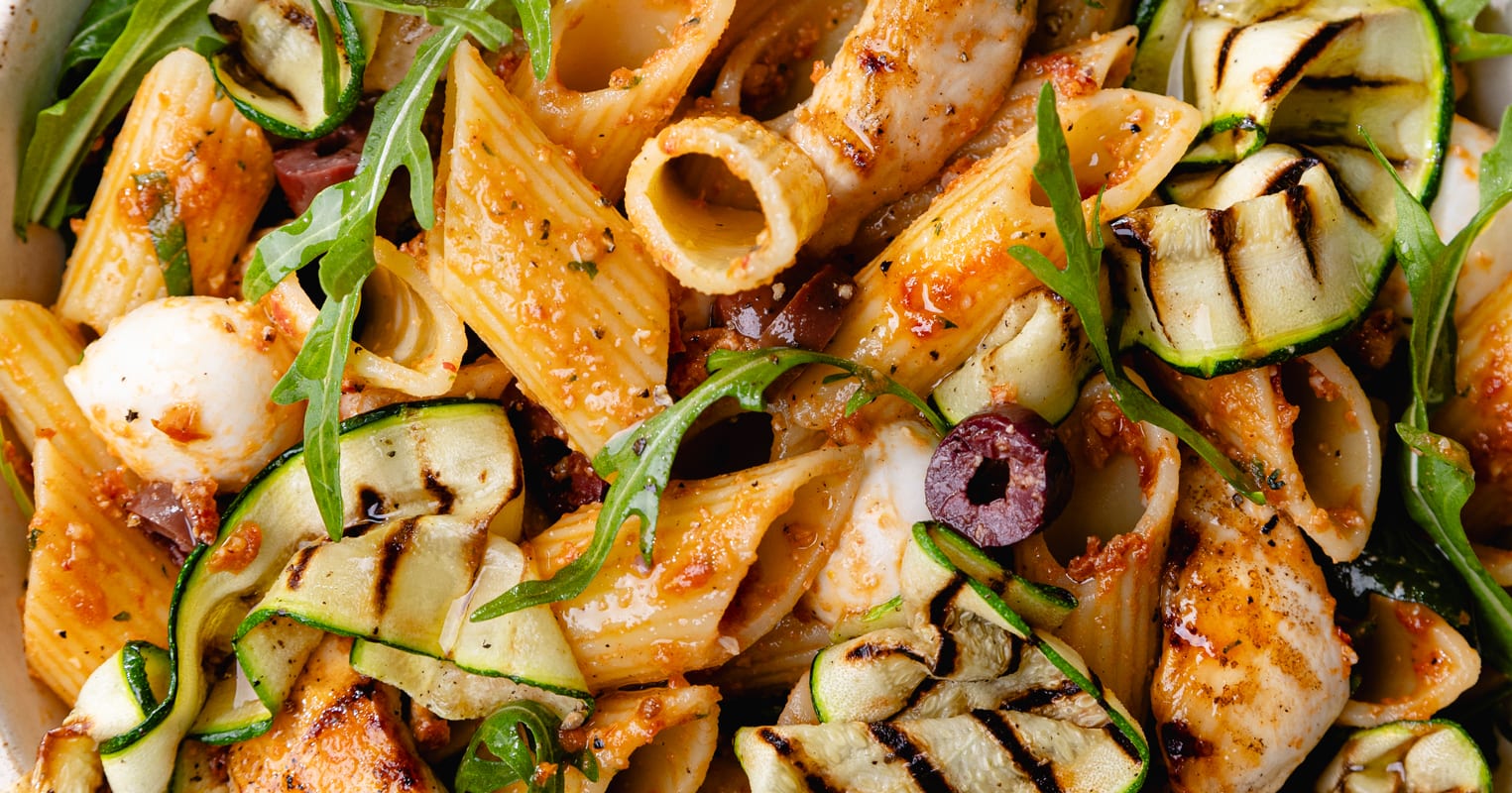 La délicieuse salade de pâtes froide au poulet et pesto rouge !