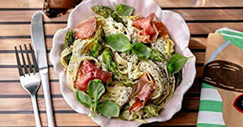 Les pâtes aux asperges, pesto, ricotta et jambon italien croustillant !