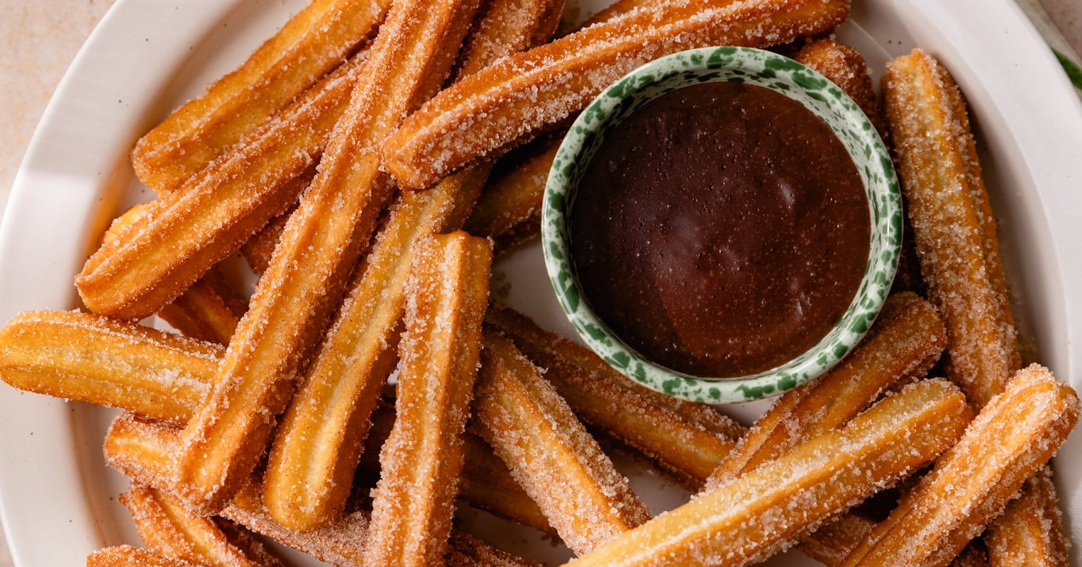 Les churros traditionnels espagnols avec leur sauce au chocolat !