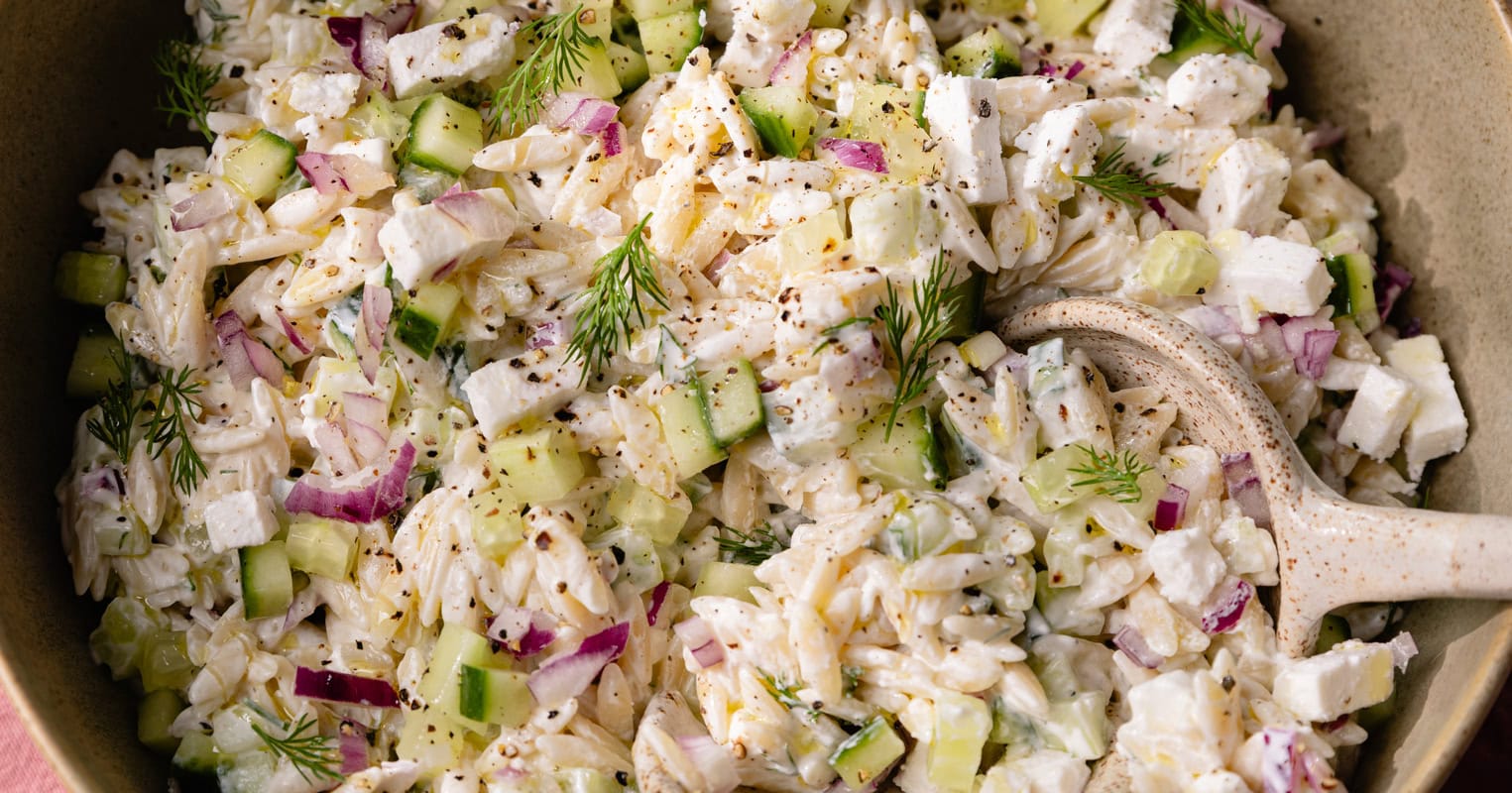La salade de pâtes façon tzatziki, super légère et savoureuse !