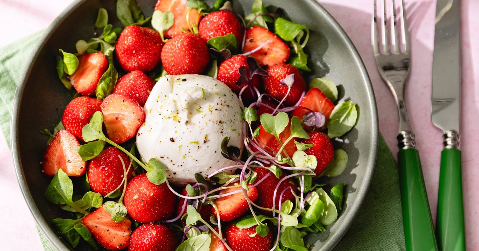 La salade virale fraises-burrata, revisitée pour les foodies !